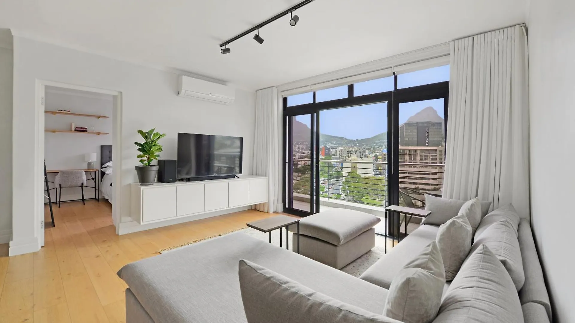 Contactos de Luxury Apartment With Amazing Views & No Loadshedding